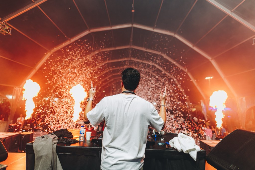 Crazypapi de costas na cabine, braços no ar, com chamas e confetti na tenda de Alcácer do Sal