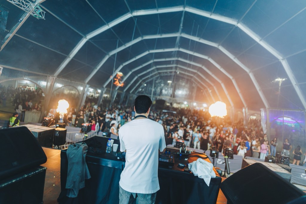 Tenda cheia com chamas de palco, vista da cabine