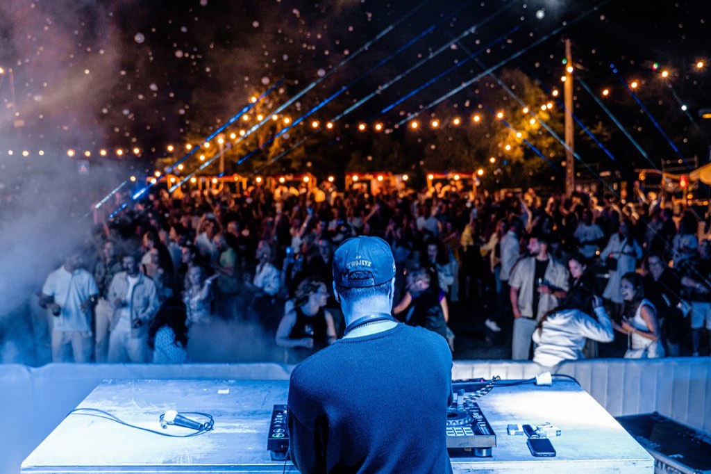 Pista ao ar livre com luzes de festa e lasers azuis